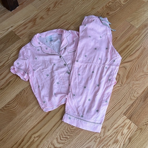 Joy spun Small 4/6 pink with gray stars capri pajama set. - Picture 3 of 6